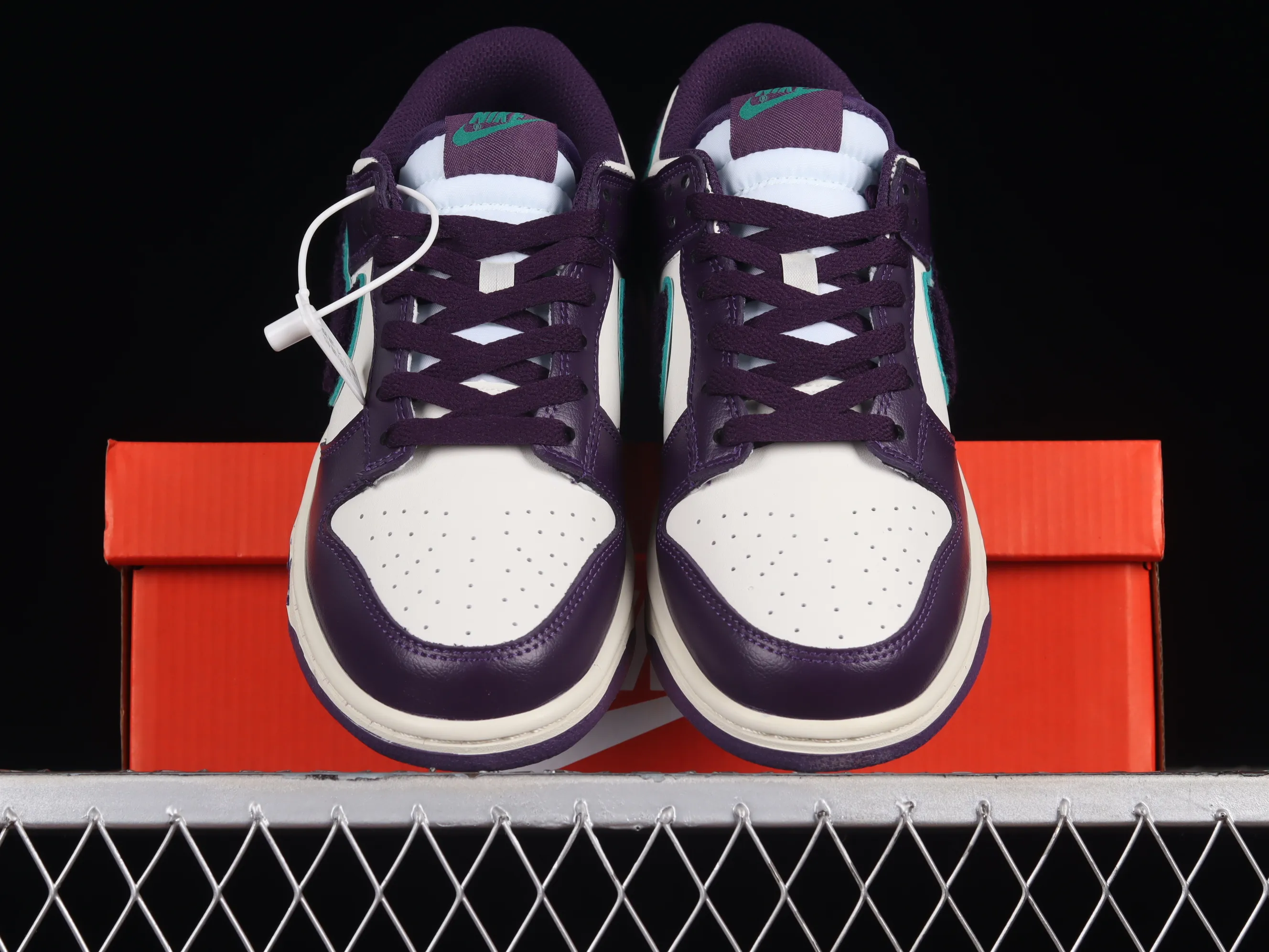 All categories Nk SB Dunk Series Nk SB Dunk Low low-top sneakers Cost-effective version Nk SB Dunk Low "Chenille Swoosh" Chenille SB low-top sports and leisure sneakers DQ7683-100